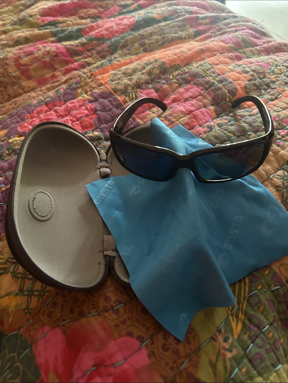 Costa black framed polarized unisex sunglasses.   Like new, no scratches